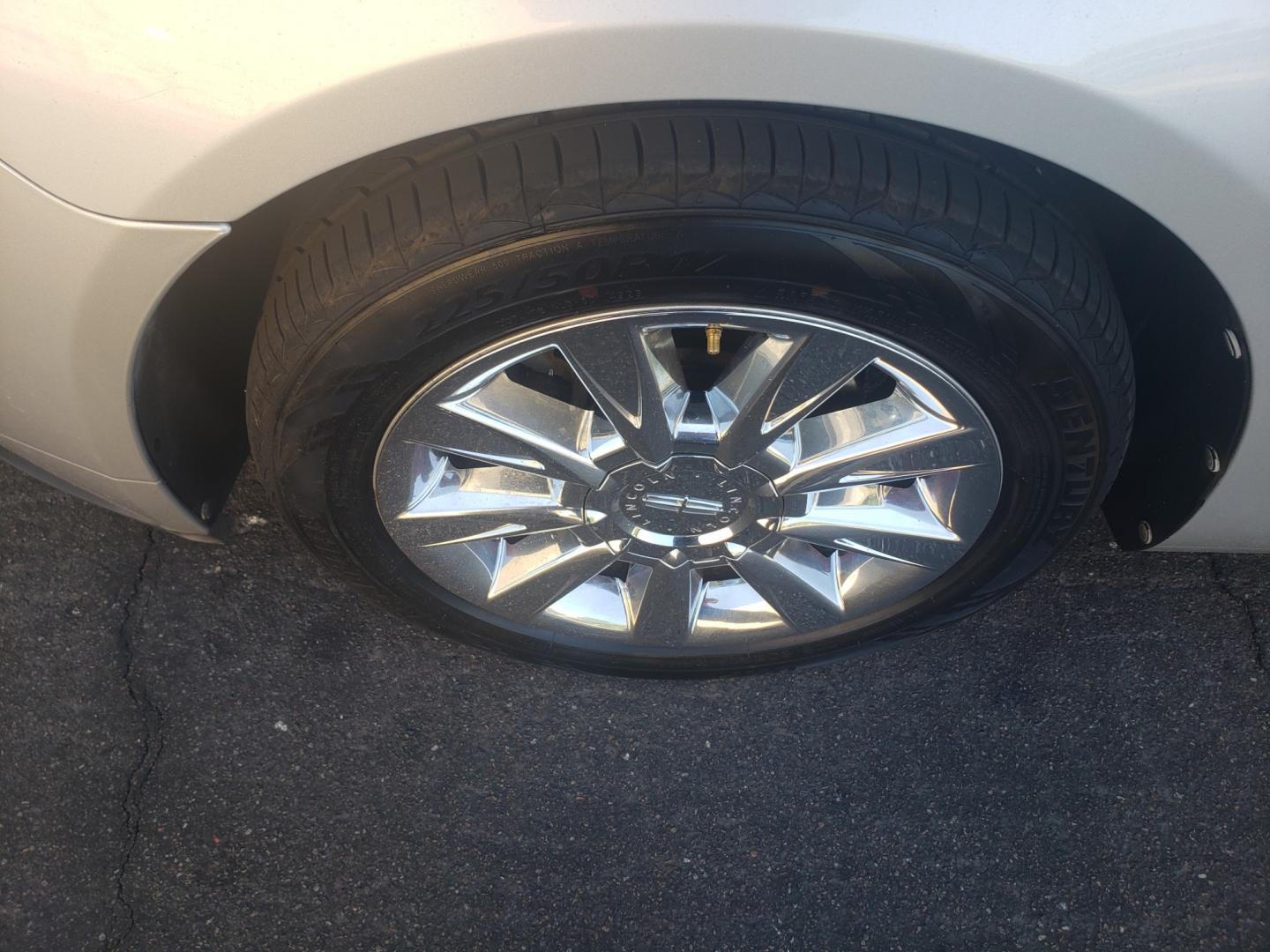 2010 /gray and black Lincoln MKZ base (3LNHL2GCXAR) with an 3.5L V6 DOHC 24V engine, 6-Speed Automatic transmission, located at 323 E Dunlap Ave., Phoenix, AZ, 85020, (602) 331-9000, 33.567677, -112.069000 - Photo#19